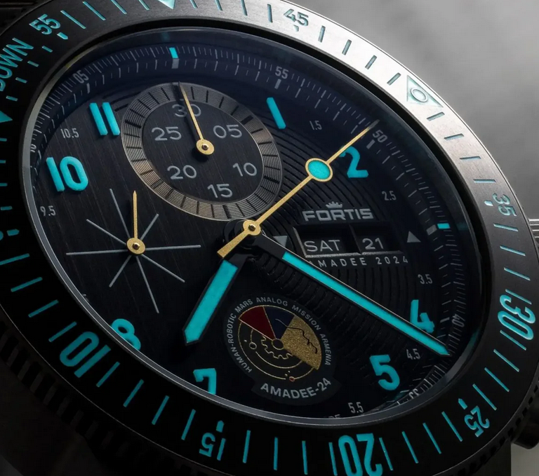 Fortis Novonaut Titan N-42 Amadee-24 auf Block Bracelet Edition 100