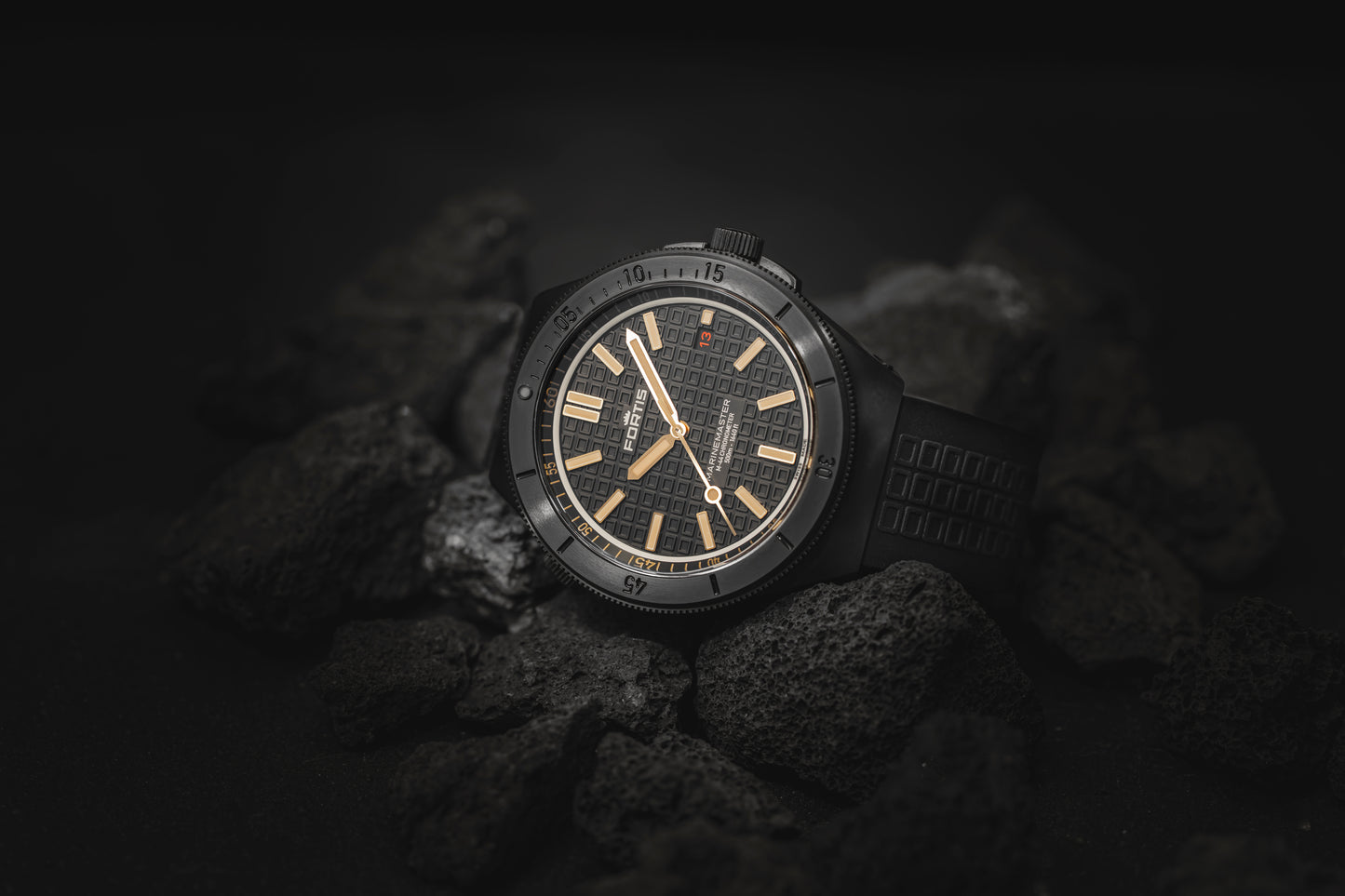 Marinemaster M-44 DLC Black Resin auf Horizon Strap, F8120031