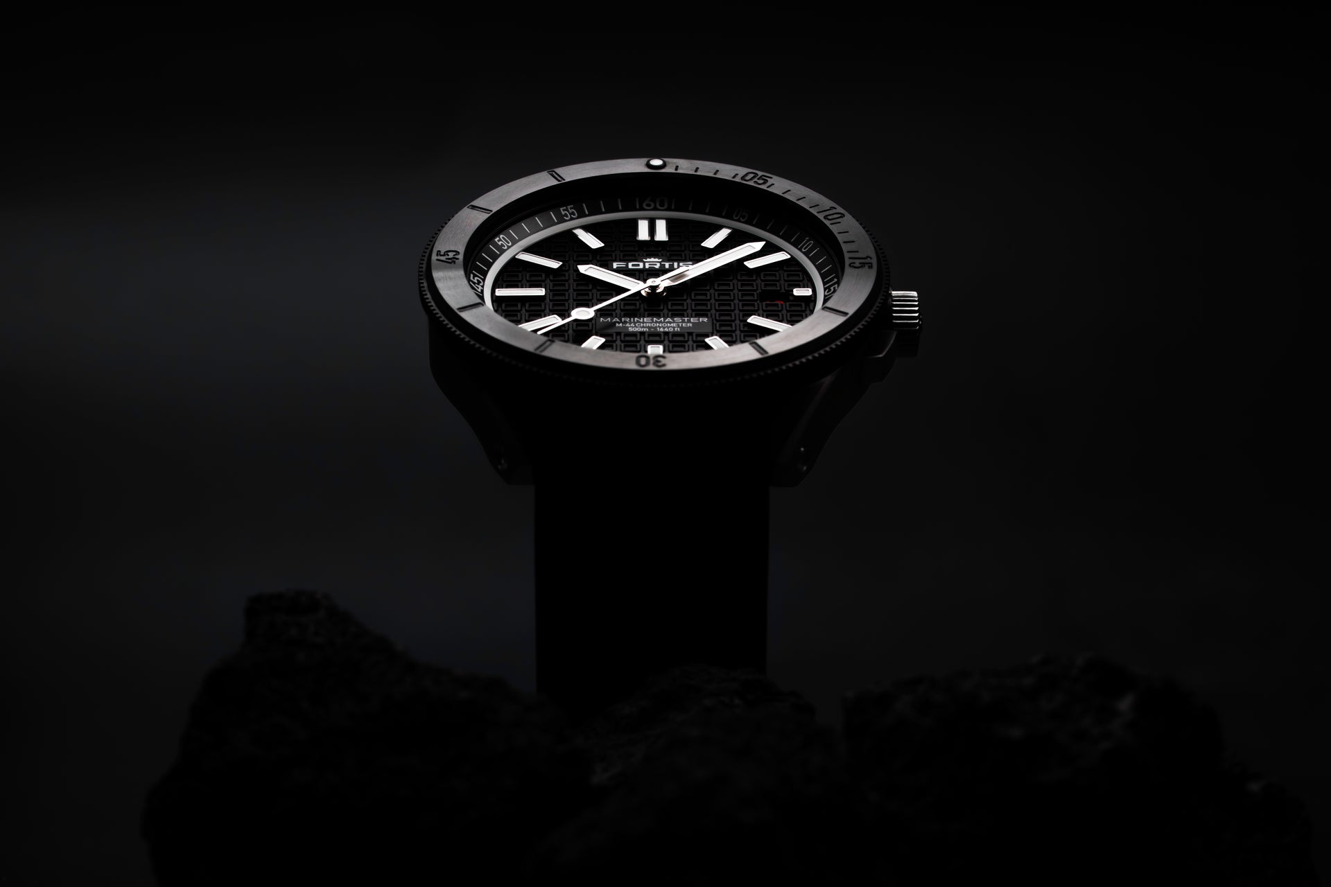 Marinemaster M-44 DLC Gravity Black auf Horizon Strap, F8120030