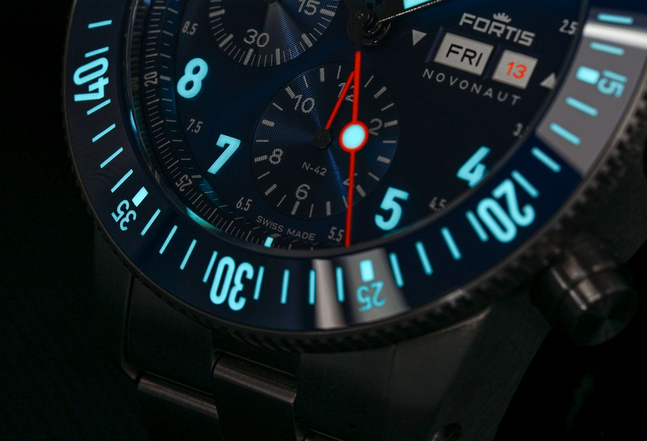 Fortis Novonaut N-42 Cobald Blue auf Block Bracelet