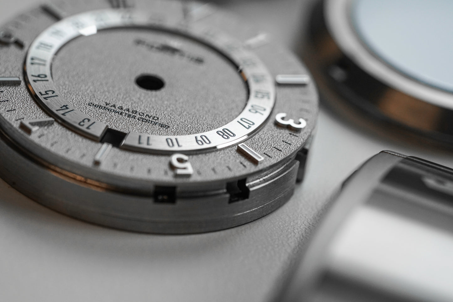 Fortis V-40 Vagabond Stormy Grau auf Block Bracelet