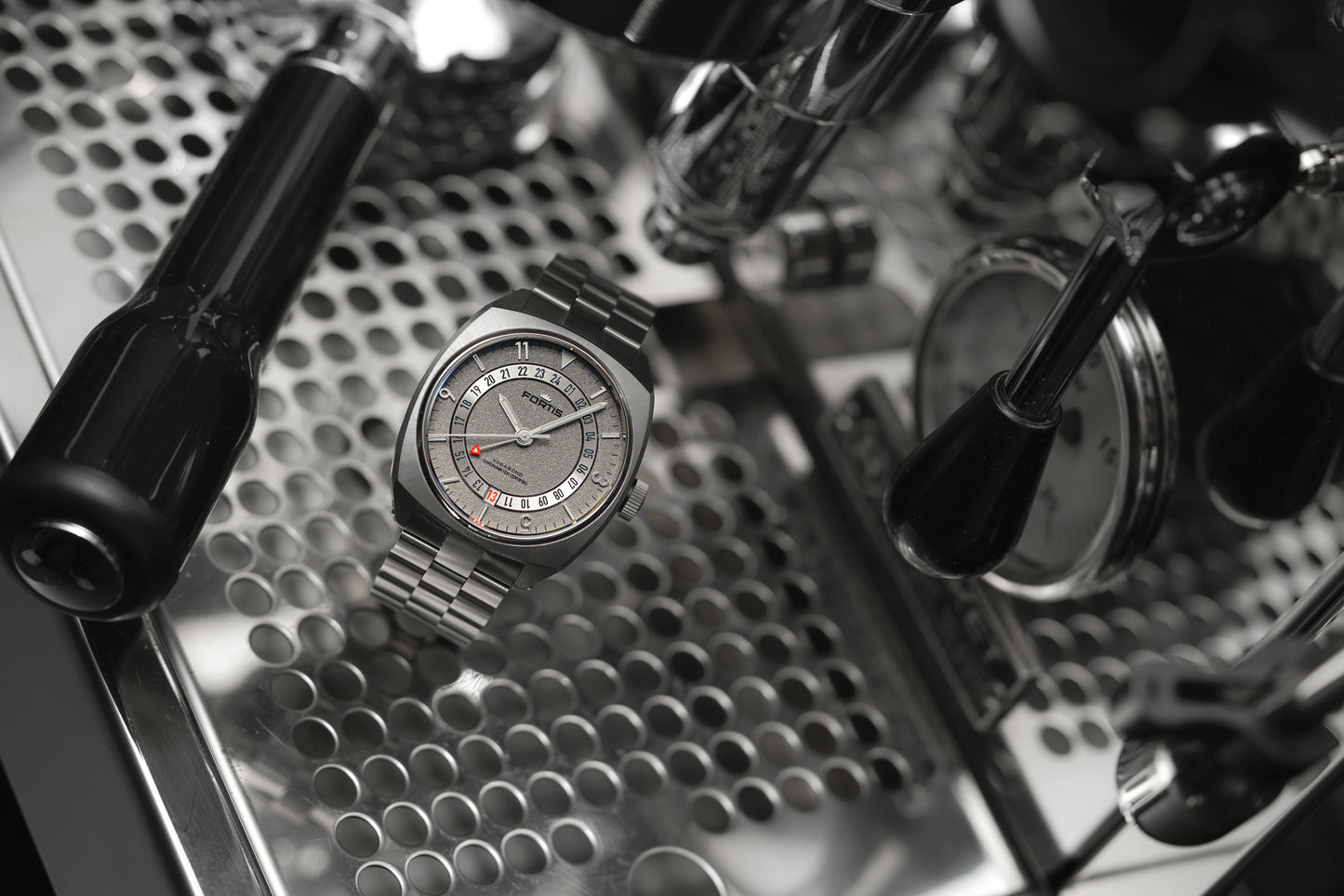 Fortis V-40 Vagabond Stormy Grau auf Block Bracelet